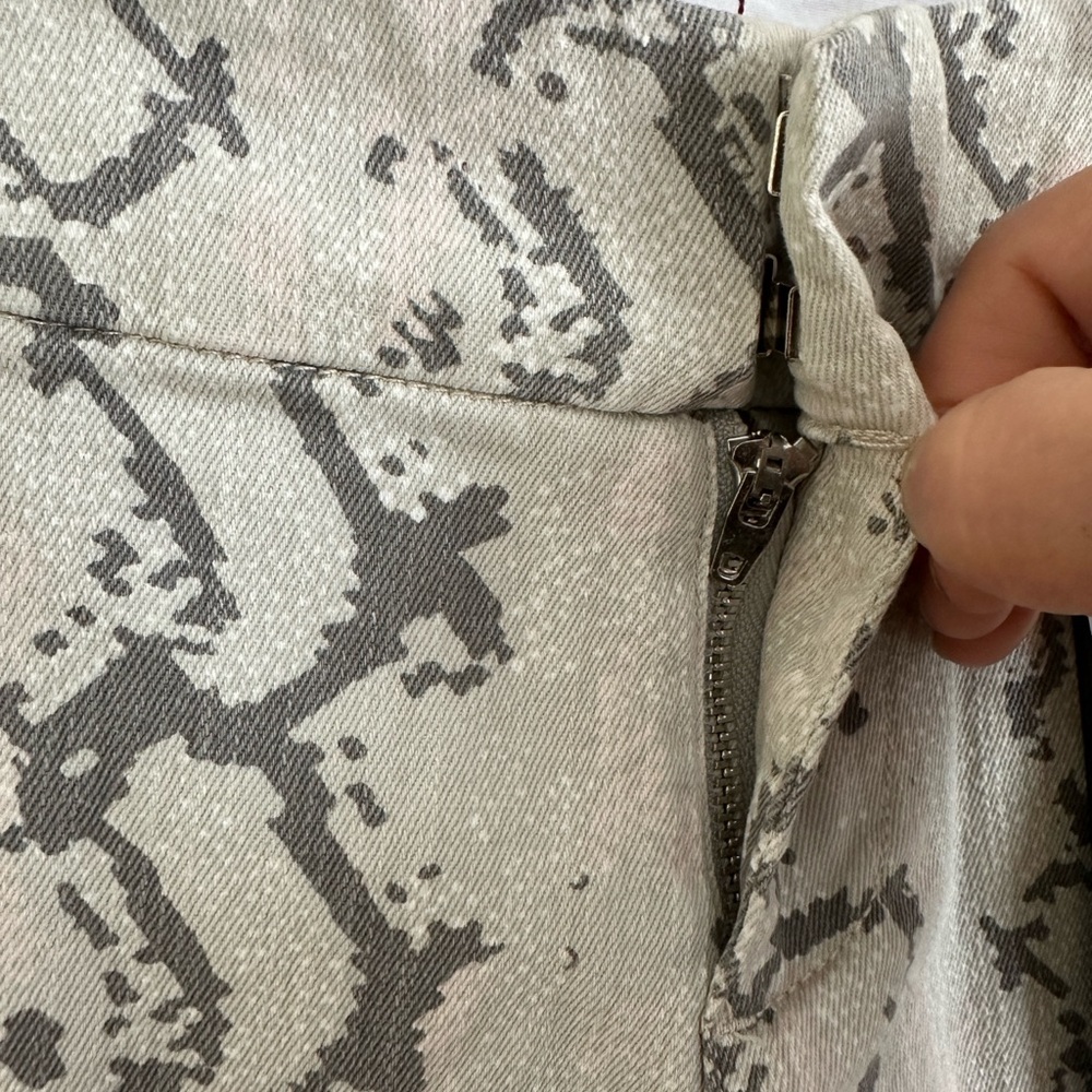 Dear John Finnegan Roll Cuff Snake Print Shorts Gray Sz 27 NWT - Picture 6 of 12